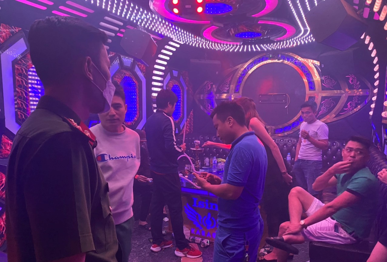 Phòng Cảnh sát QLHC về TTXH: Phát hiện, xử lý quán Karaoke ISING (Kiến Thụy )vi phạm quy định về phòng chống dịch bệnh Covid-19